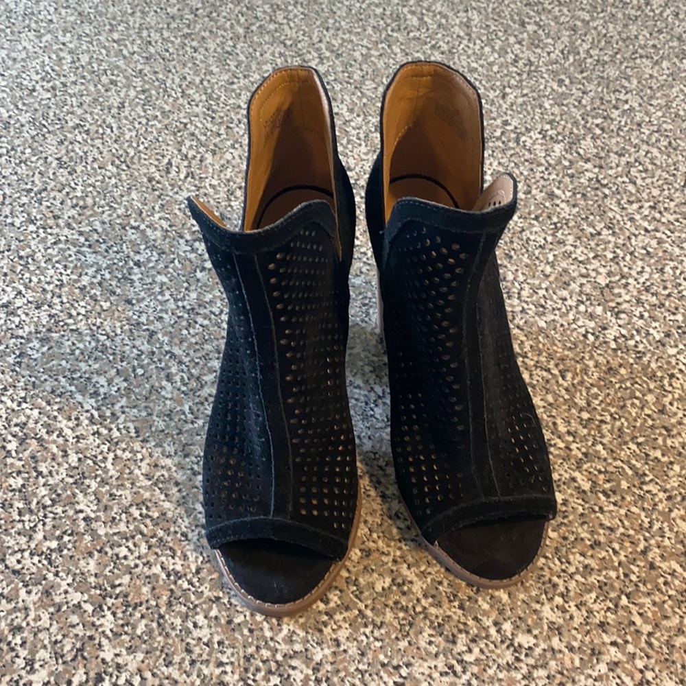 Like NEW lucky brand peep toe sandals